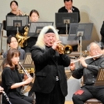 高いテクニックの演奏を披露するエリック・ミヤシロさんや播磨国吹奏楽団のメンバーたち＝加東市天神