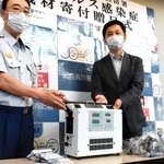 消毒装置を寄贈した菅野陽平専務（右）と、飯尾昌弘署長＝加西消防署