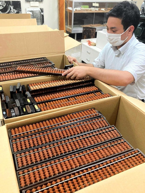 トンガに贈られるそろばん＝小野市王子町