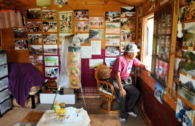 ため池近くの小屋の内部。窓から野鳥を眺めることも＝加西市