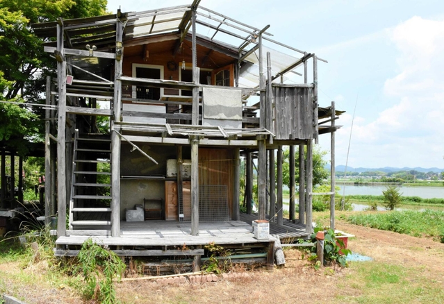 ため池近くの小屋。左側の奥にウッドデッキなどもある＝加西市