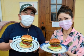 ハンバーガーの作り方などを指導した三澤さん（左）と北藤さん＝多可町中区天田