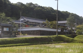 山あいにある神谷山持明院。寺院の中に神谷稲荷明神社がある＝加東市栄枝