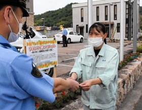 ヒマワリの種の寄贈を受ける農高生＝加西署