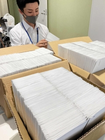 ６４歳以下対象の接種券を準備する小野市職員＝小野市中島町