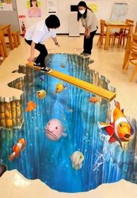 床下は深海の世界－。作品を楽しむ人たち＝道の駅とうじょう