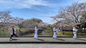尺八グループ「崇明会」は虚無僧姿で出演。最後尾では伊東歌織さんがダンス＝加東市上三草（加東文化振興財団提供）