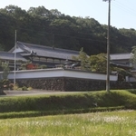 山あいにある神谷山持明院。寺院の中に神谷稲荷明神社がある＝加東市栄枝