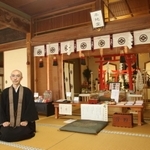 森見生副住職と本地堂。神仏習合の神道独特の祭祀を見ることができる＝加東市栄枝