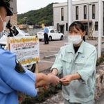 ヒマワリの種の寄贈を受ける農高生＝加西署