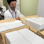 ６４歳以下対象の接種券を準備する小野市職員＝小野市中島町