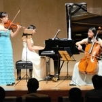 息の合った音楽を奏でる３人＝やしろ国際学習塾