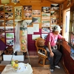 ため池近くの小屋の内部。窓から野鳥を眺めることも＝加西市