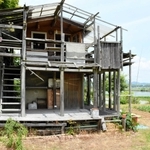 ため池近くの小屋。左側の奥にウッドデッキなどもある＝加西市