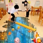 床下は深海の世界－。作品を楽しむ人たち＝道の駅とうじょう
