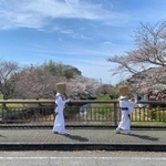 尺八グループ「崇明会」は虚無僧姿で出演。最後尾では伊東歌織さんがダンス＝加東市上三草（加東文化振興財団提供）