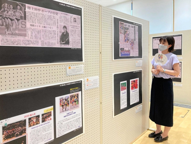 田中希実選手の足跡を紹介するパネル＝小野市中島町