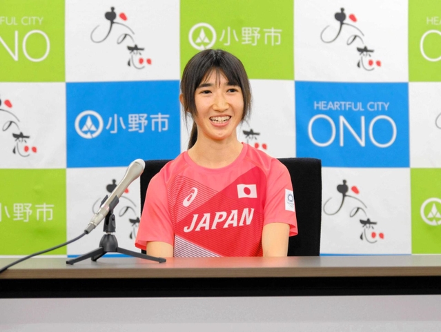 笑顔でオンライン会見に応じる田中希実選手＝７月５日（小野市提供）