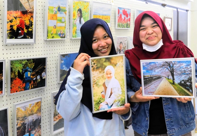 来日してから撮りためた写真の展覧会を企画したシティさん（右）とアデさん＝小野市敷地町