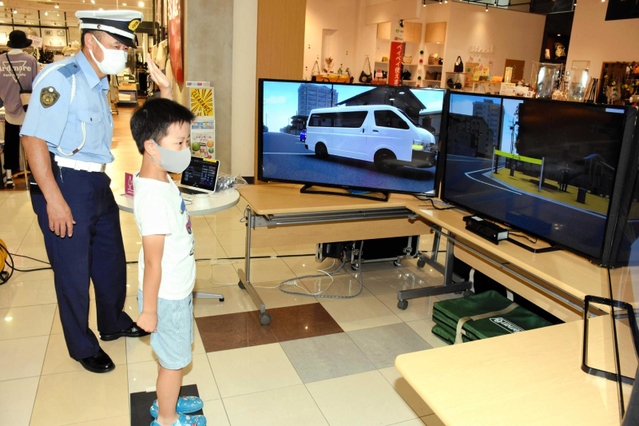 歩行時の安全を学ぶシミュレーター＝イオンモール加西北条