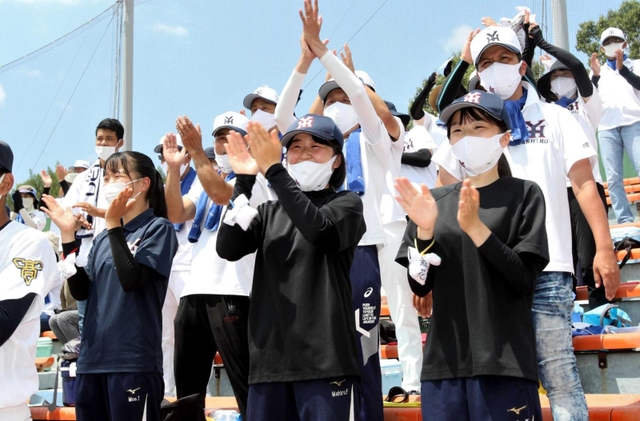 応援で盛り上がる社高校のスタンド＝明石トーカロ球場