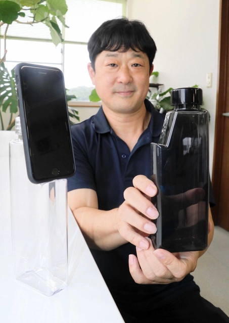 スマホやノートパソコンのスタンドとしても利用できる水筒「モノム」＝加古川市八幡町野村