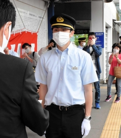 出発前に辞令を受け取る多田直紀さん＝北条町駅