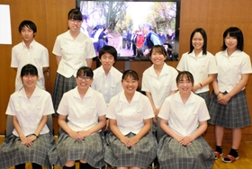 鶉野の戦争遺産などをテーマに制作した「レガシー」と放送部２、３年生たち＝北条高校