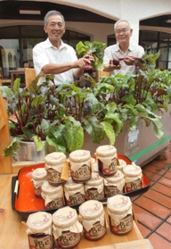 プランターで育ったビーツと加工したジャムの前で笑顔を見せる繁田利成さん（左）と福島俊夫さん＝嬉野台生涯教育センター