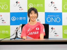笑顔でオンライン会見に応じる田中希実選手＝７月５日（小野市提供）