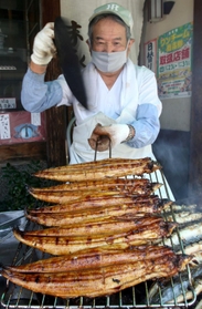 香ばしい匂いを漂わせるウナギ＝加東市社