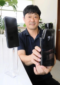 スマホやノートパソコンのスタンドとしても利用できる水筒「モノム」＝加古川市八幡町野村