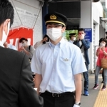 出発前に辞令を受け取る多田直紀さん＝北条町駅