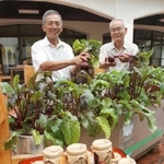 プランターで育ったビーツと加工したジャムの前で笑顔を見せる繁田利成さん（左）と福島俊夫さん＝嬉野台生涯教育センター
