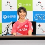 笑顔でオンライン会見に応じる田中希実選手＝７月５日（小野市提供）