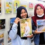 来日してから撮りためた写真の展覧会を企画したシティさん（右）とアデさん＝小野市敷地町