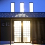 神結酒造の新社屋。格子の扉や窓から明かりが漏れる。新しいにぎわい拠点を目指していく＝加東市下滝野