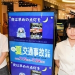 交通安全の啓発動画と作成した北条高校放送部員たち＝イオンモール加西北条