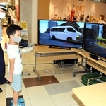 歩行時の安全を学ぶシミュレーター＝イオンモール加西北条