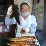 香ばしい匂いを漂わせるウナギ＝加東市社