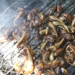 香ばしく焼き上がるウナギのキモ＝加東市社