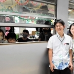 友人たちが飾り付けた車内で披露宴を開いた佐柄忠憲さん、睦子さん＝加西市北条町北条、北条町駅