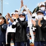 応援で盛り上がる社高校のスタンド＝明石トーカロ球場