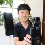 スマホやノートパソコンのスタンドとしても利用できる水筒「モノム」＝加古川市八幡町野村