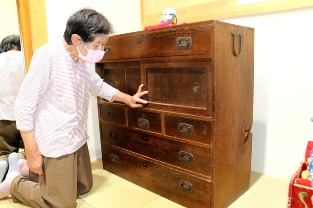 空襲の傷痕が残るたんすを今も大切に持っている田中美恵子さん＝加東市