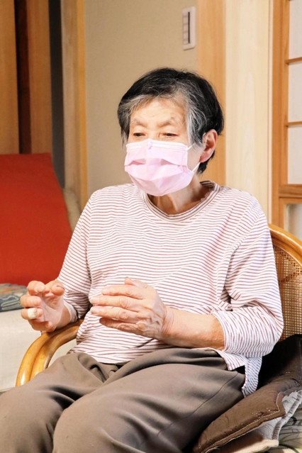 空襲の傷痕が残るたんすを今も大切に持っている田中美恵子さん＝加東市