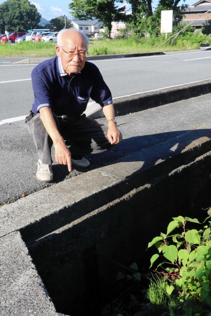 機銃掃射から隠れた水路を示す門脇紀夫さん＝加東市家原