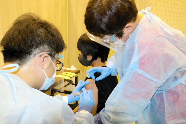 小野市が実施している中学生向けの集団接種＝小野市王子町