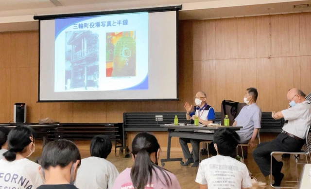 三田空襲について学ぶ三輪小の児童ら＝三田市三輪（同小提供）
