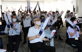 小野市役所から声援を送る市職員ら＝小野市中島町